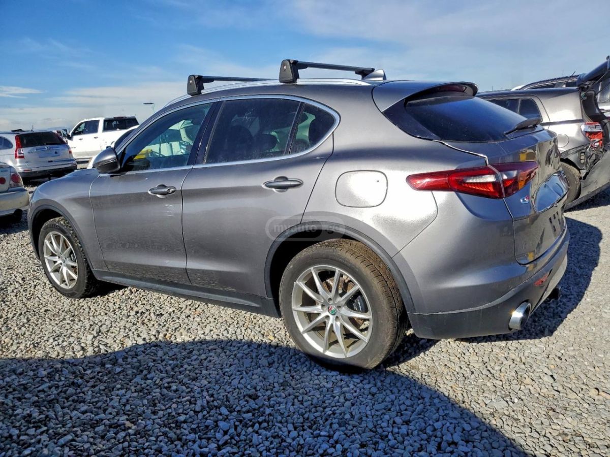 Alfa Romeo Stelvio 2018 — photo 2