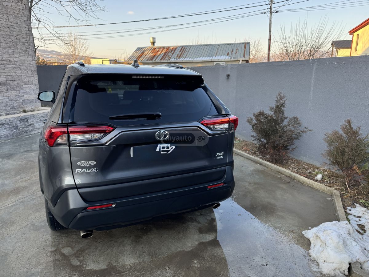 Toyota RAV4 2019 — photo 2