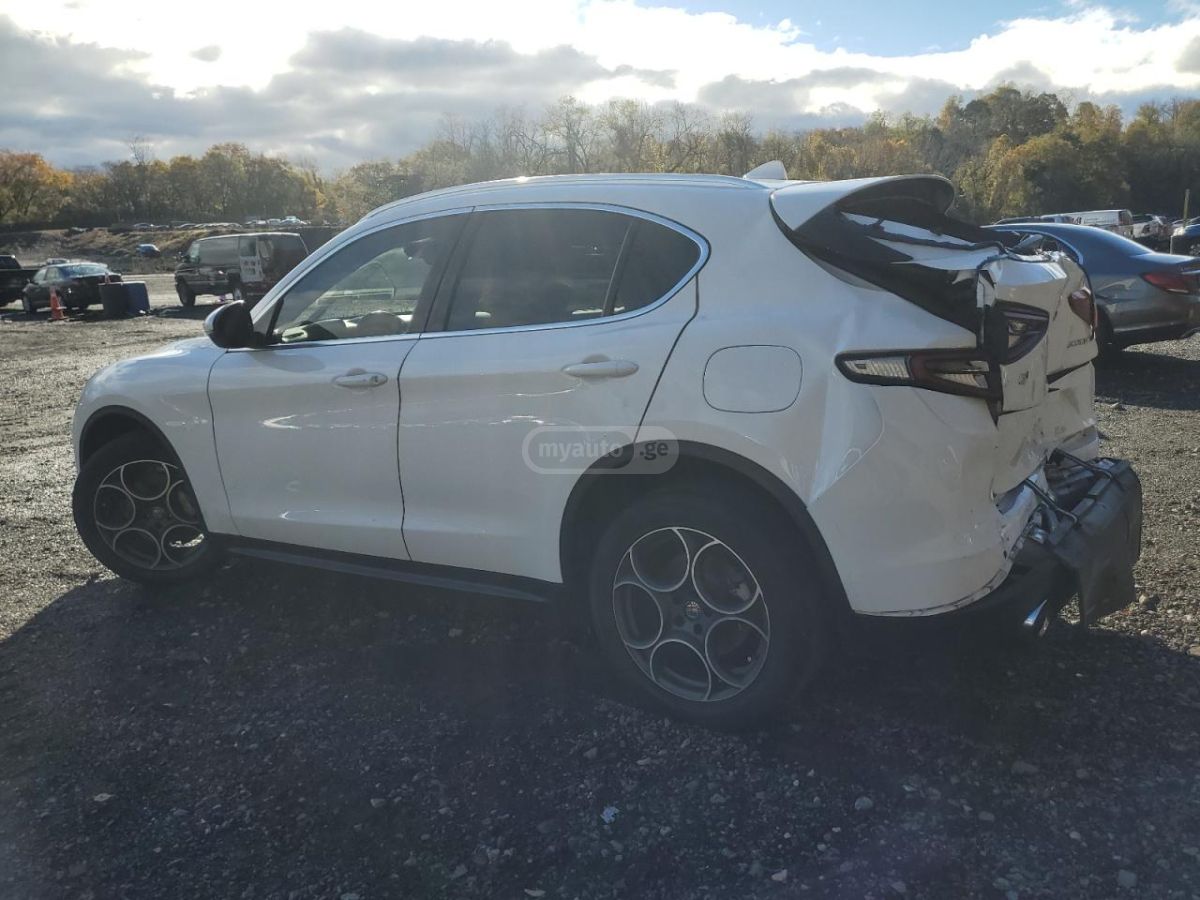Alfa Romeo Stelvio 2018 — photo 2
