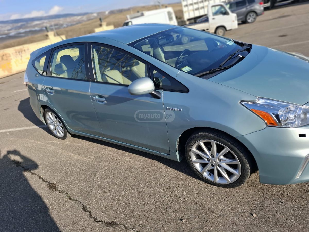 Toyota Prius V 2013 — photo 2