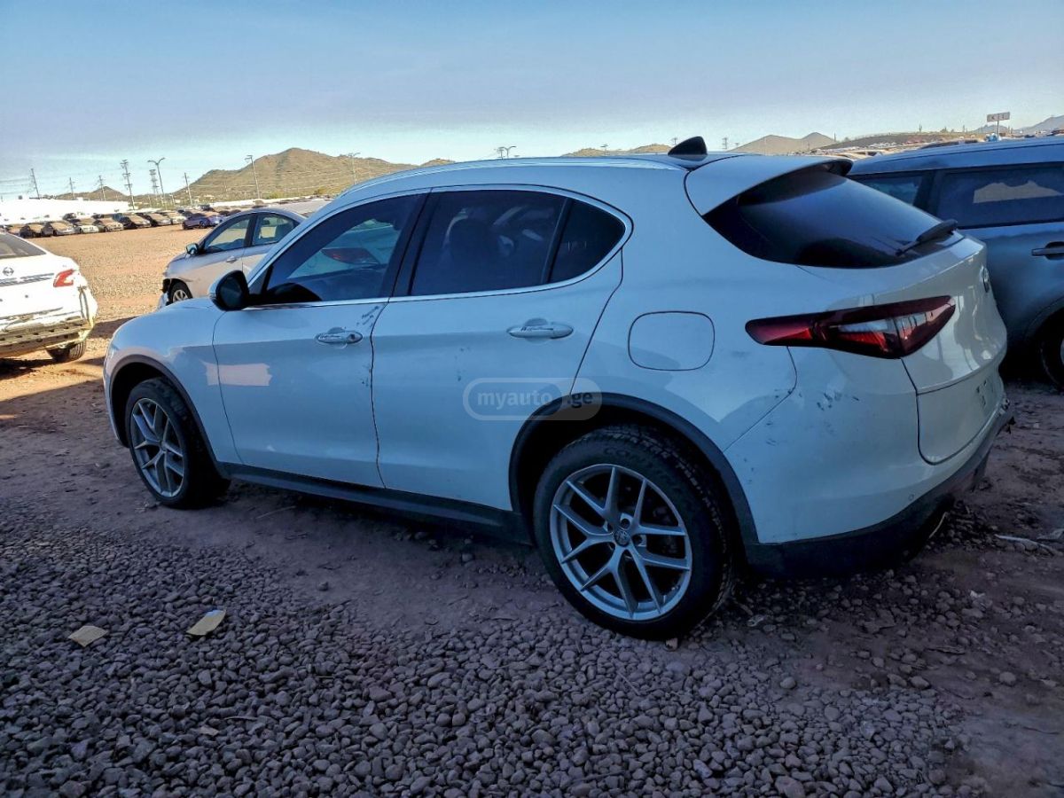 Alfa Romeo Stelvio 2018 — photo 2