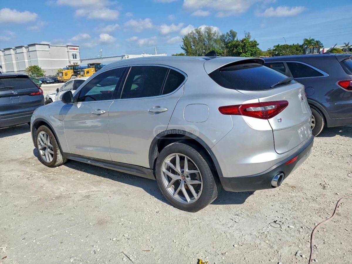 Alfa Romeo Stelvio 2018 — photo 2