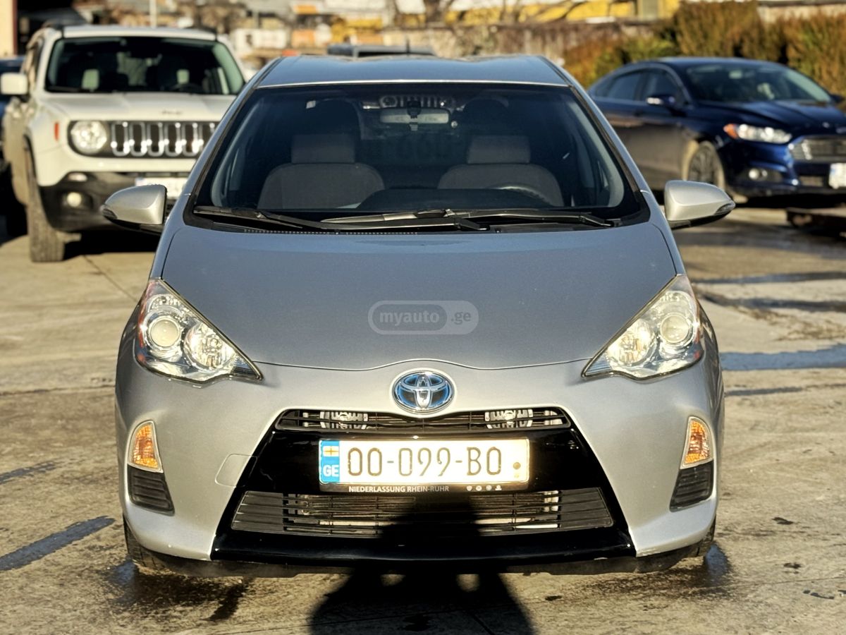 Toyota Prius C 2012 — photo 2