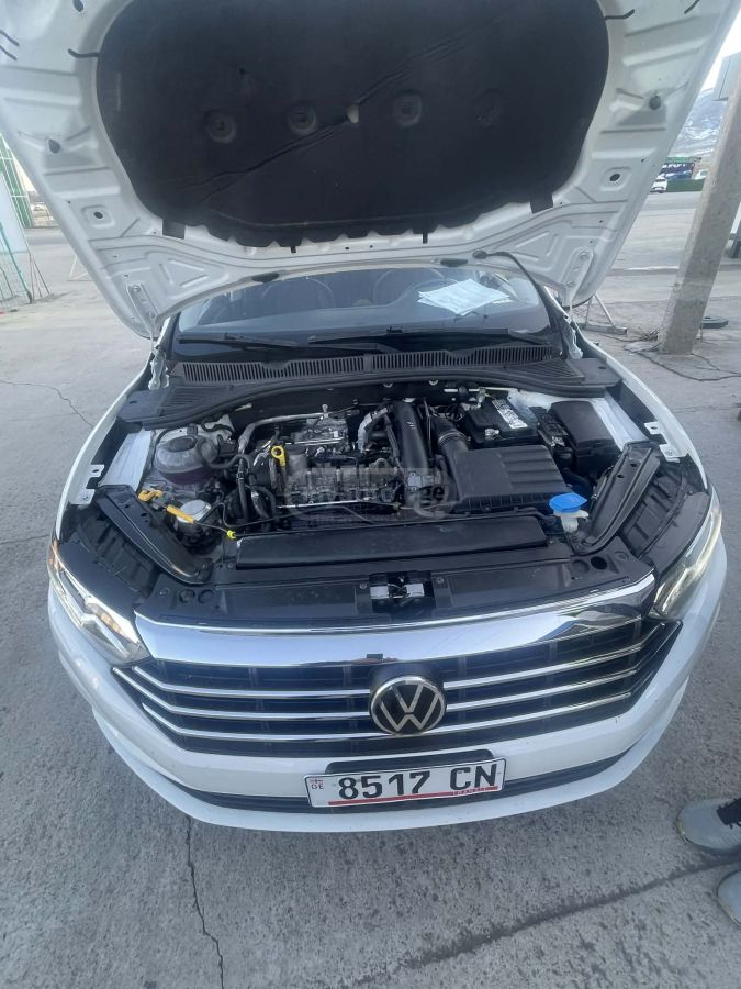 Volkswagen Jetta 2018 — photo 2