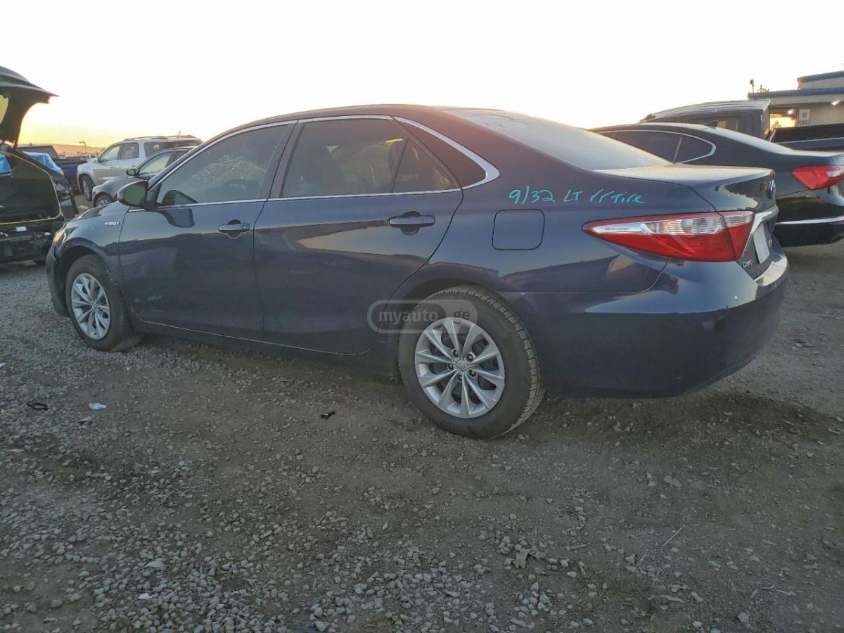 Toyota Camry 2016 — photo 2