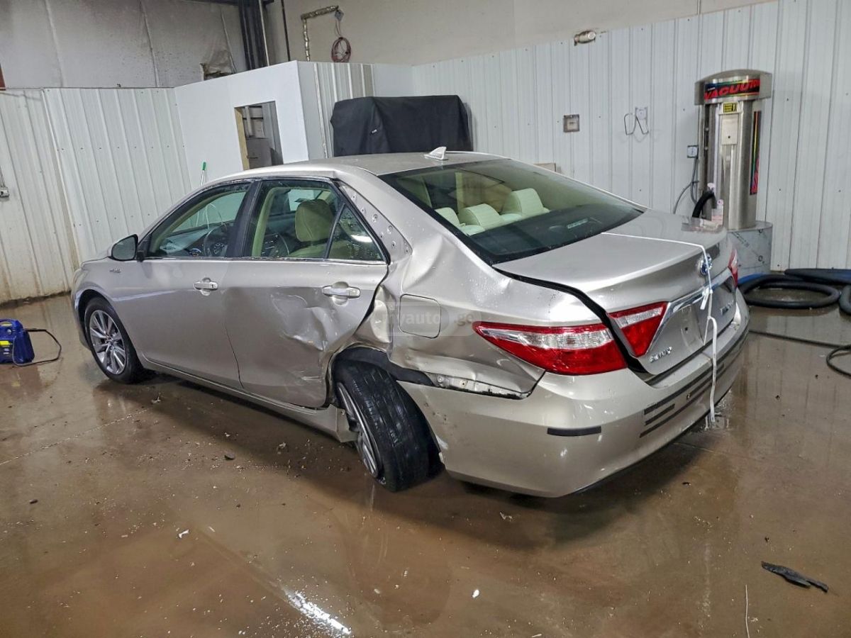 Toyota Camry 2017 — photo 2