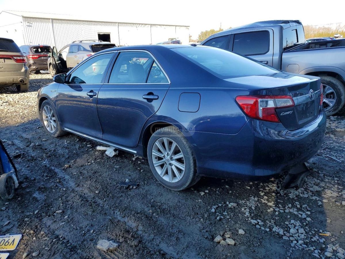 Toyota Camry 2014 — photo 2