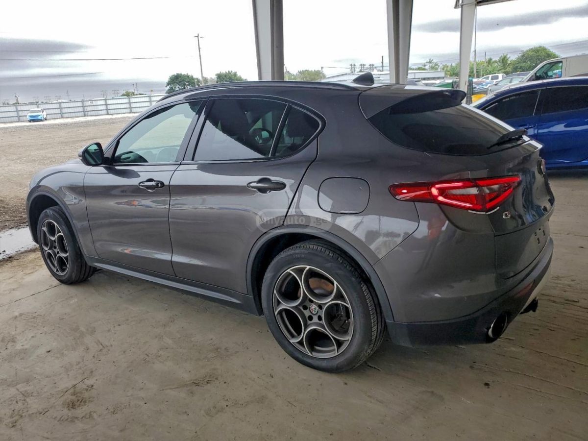 Alfa Romeo Stelvio 2018 — photo 2