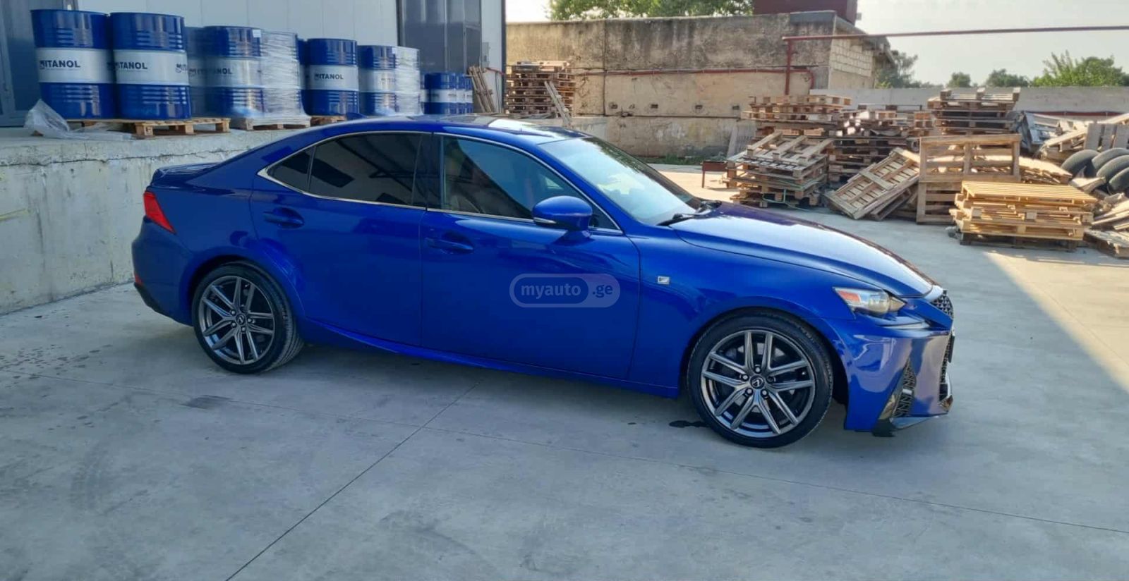 Lexus IS 200 2016 — photo 2