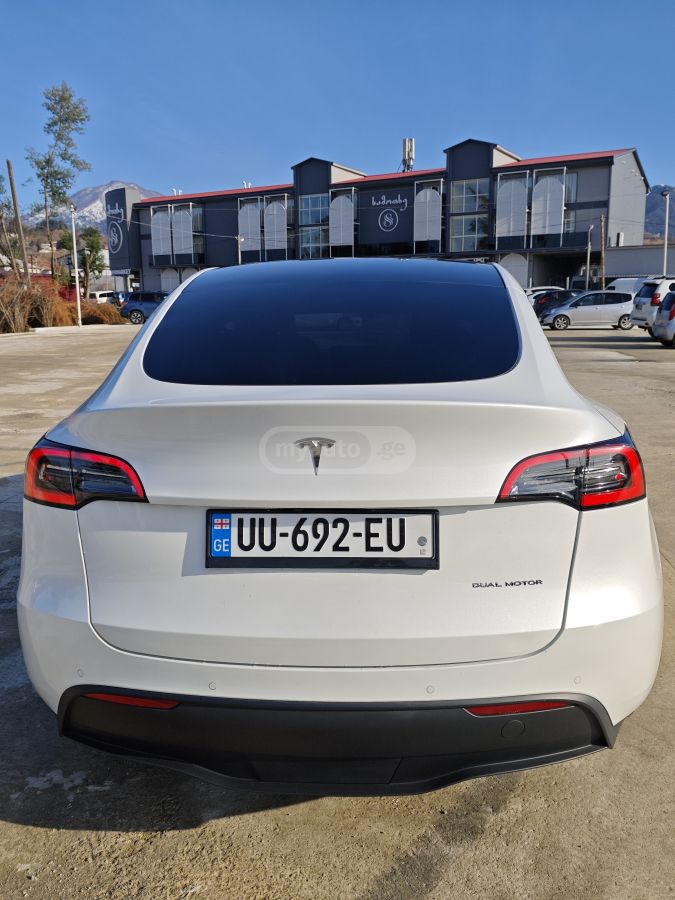 Tesla Model Y 2022 — photo 2