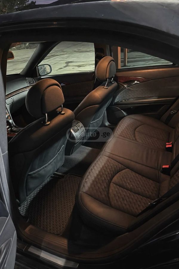 Mercedes-Benz E 220 2002 — photo 2