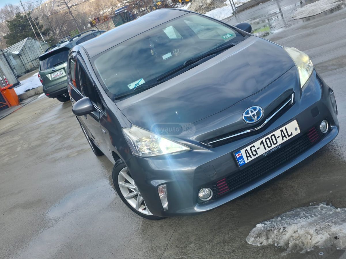 Toyota Prius V 2014 — photo 2