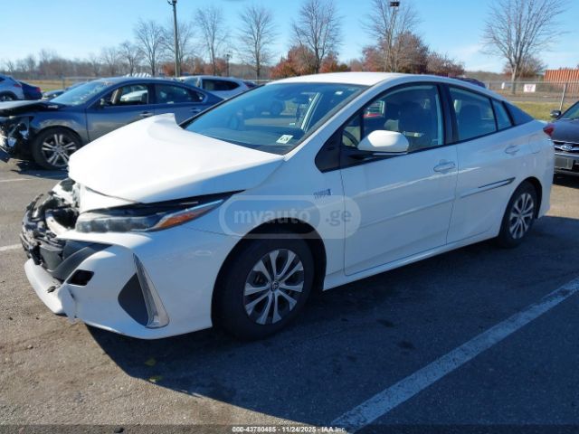 Toyota Prius 2021 — photo 2