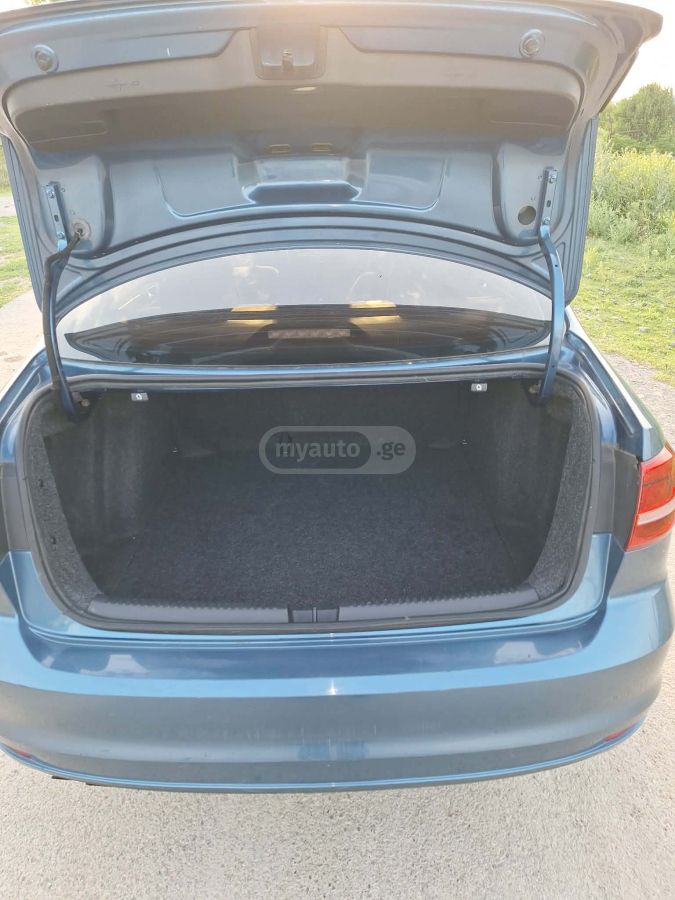 Volkswagen Jetta 2015 — photo 2