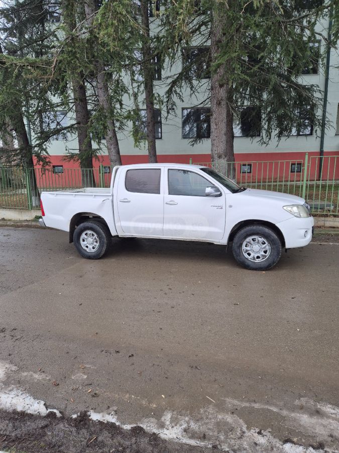 Toyota Hilux 2010 — photo 2