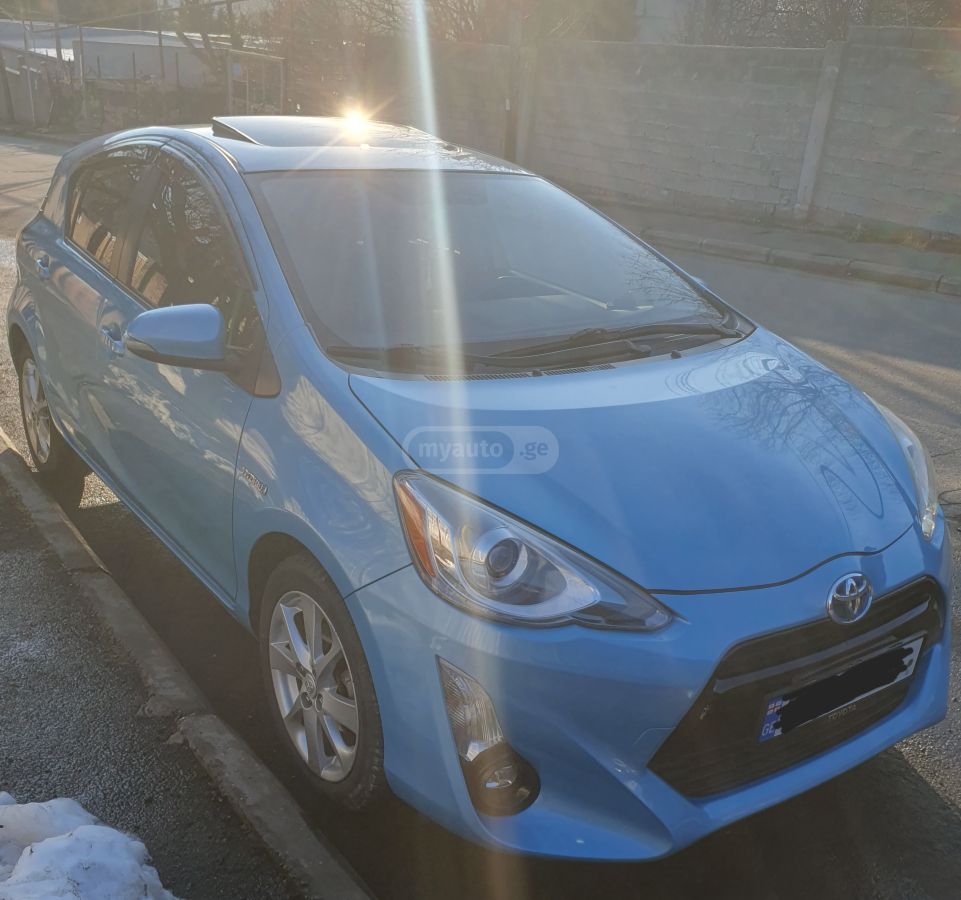 Toyota Prius C 2015 — photo 2