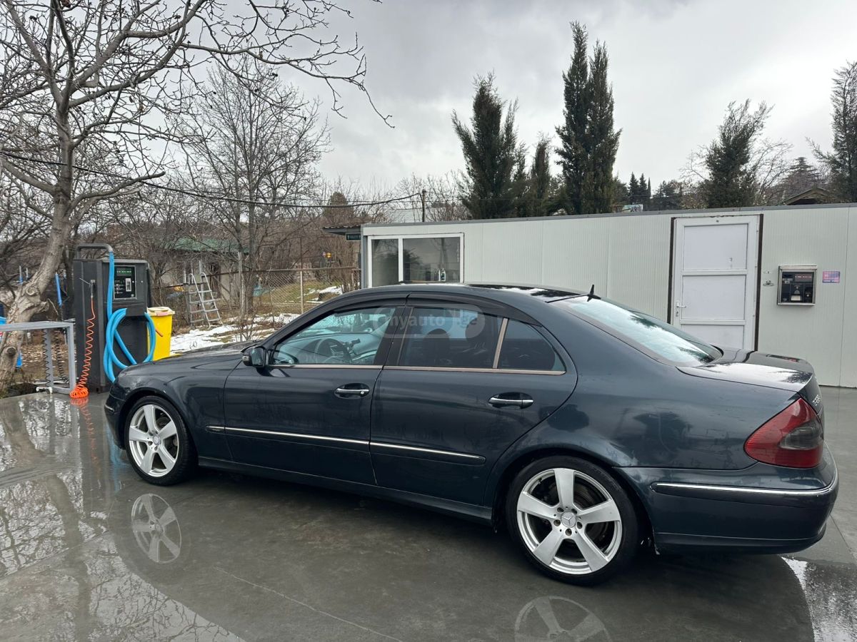 Mercedes-Benz E 220 2003 — photo 2