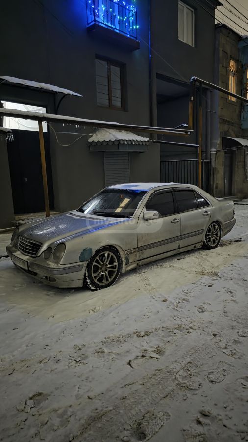 Mercedes-Benz E 320
