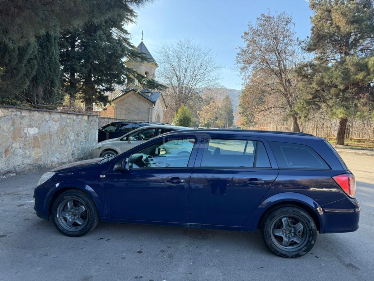 Opel Astra 2009 — photo 2