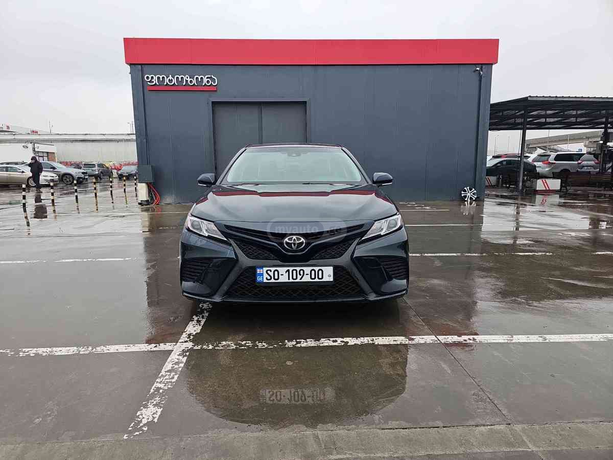 Toyota Camry 2017 — photo 2