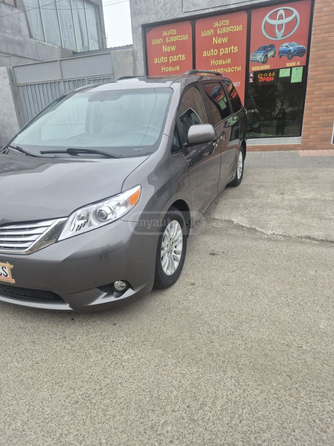 Toyota Sienna 2016 — photo 2