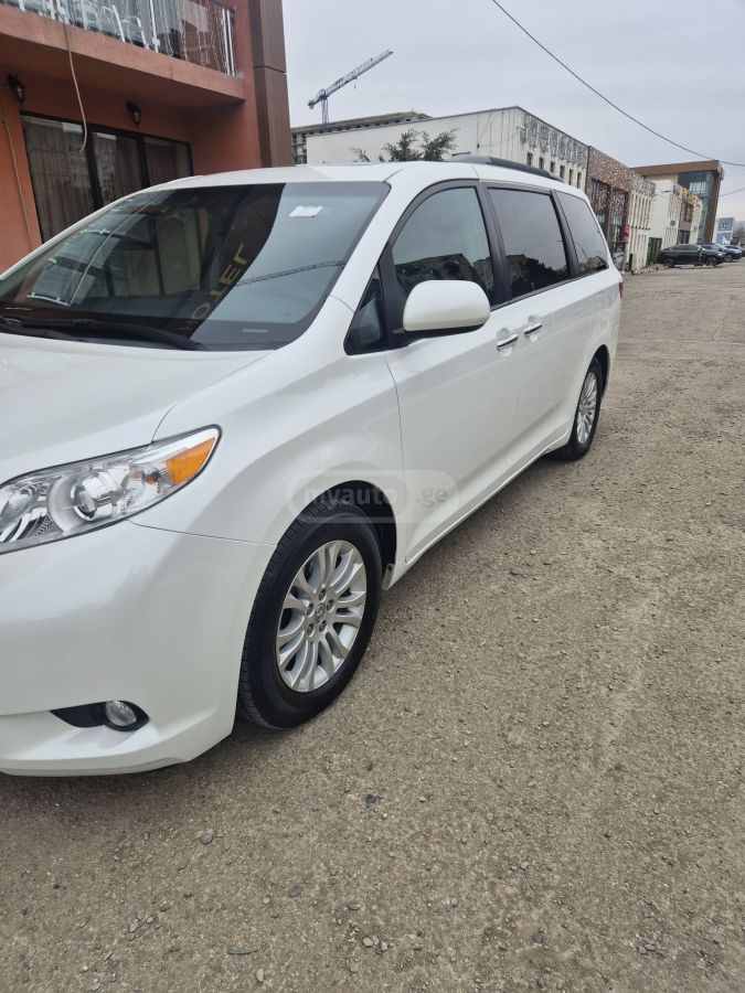 Toyota Sienna 2015 — photo 2