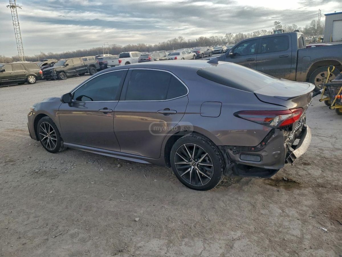 Toyota Camry 2022 — photo 2