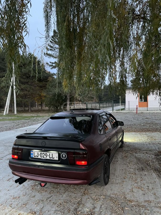 Opel Vectra 1995 — photo 2