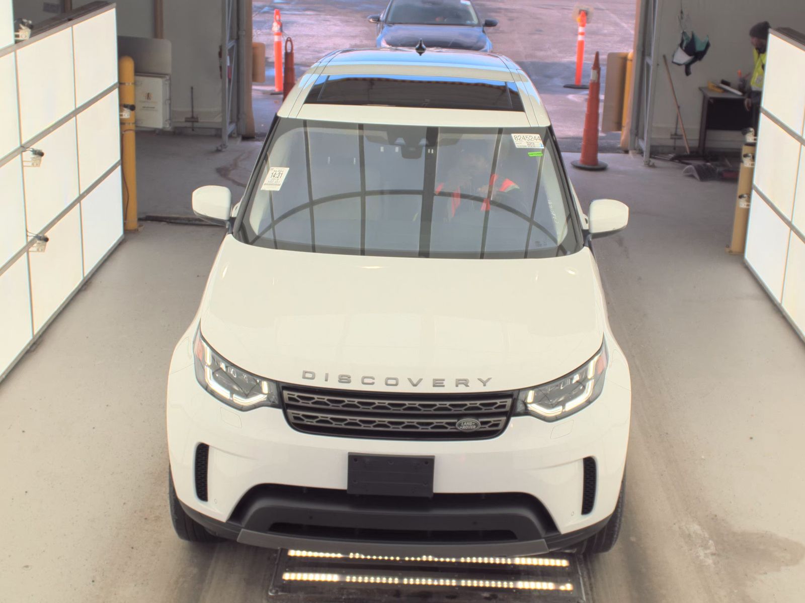 Land Rover Discovery 2019 — photo 2