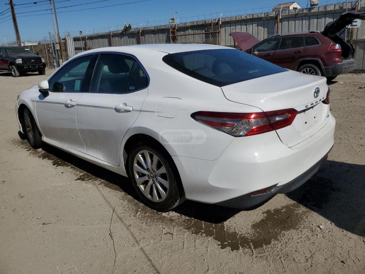 Toyota Camry 2018 — photo 2