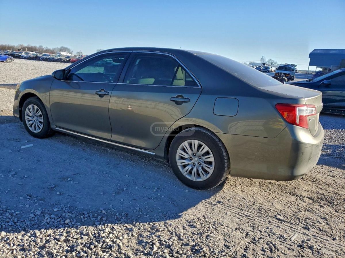 Toyota Camry 2014 — photo 2