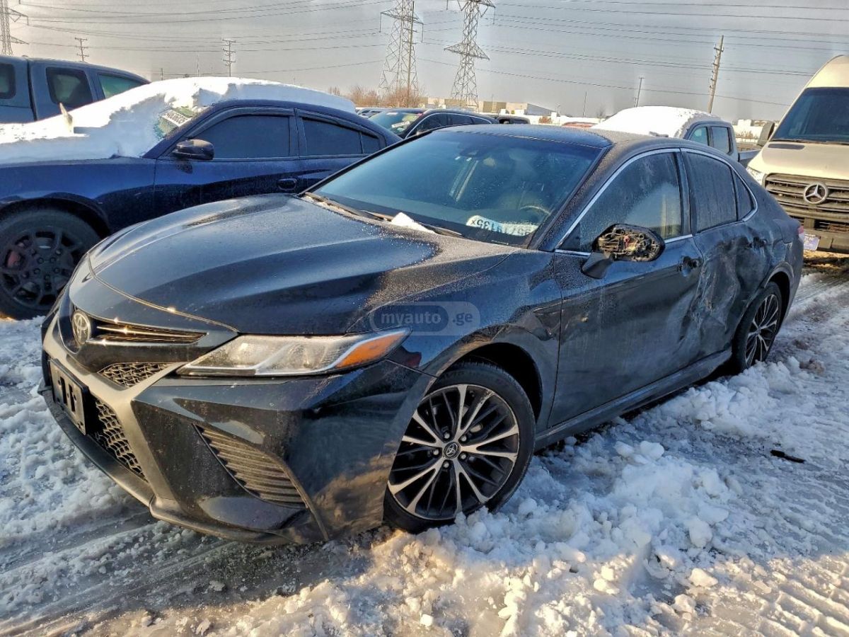 Toyota Camry 2018 — photo 2