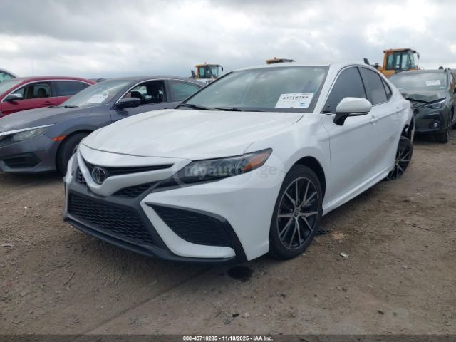 Toyota Camry 2022 — photo 2
