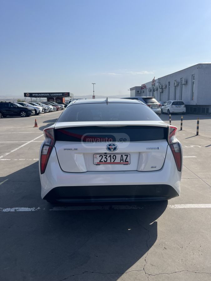 Toyota Prius 2016 — photo 2