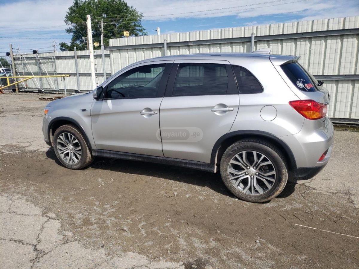 Mitsubishi Outlander 2018 — photo 2