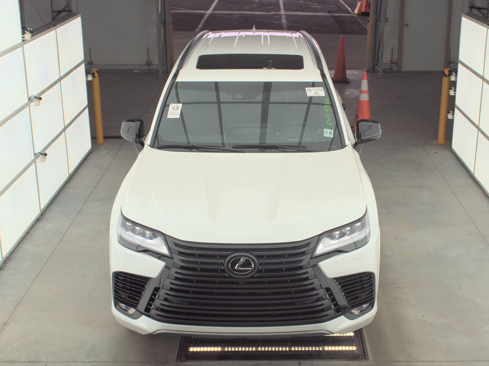 Lexus LX 600 2024 — photo 2