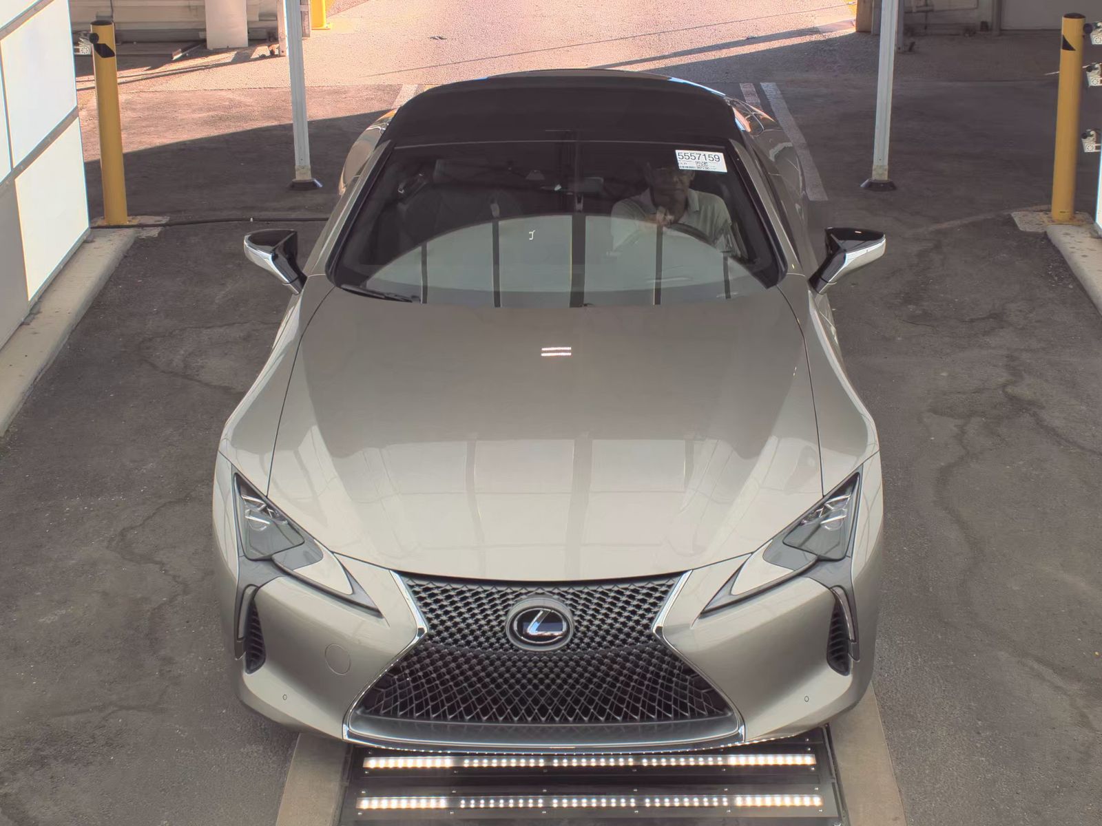 Lexus LC 500 2023 — photo 2