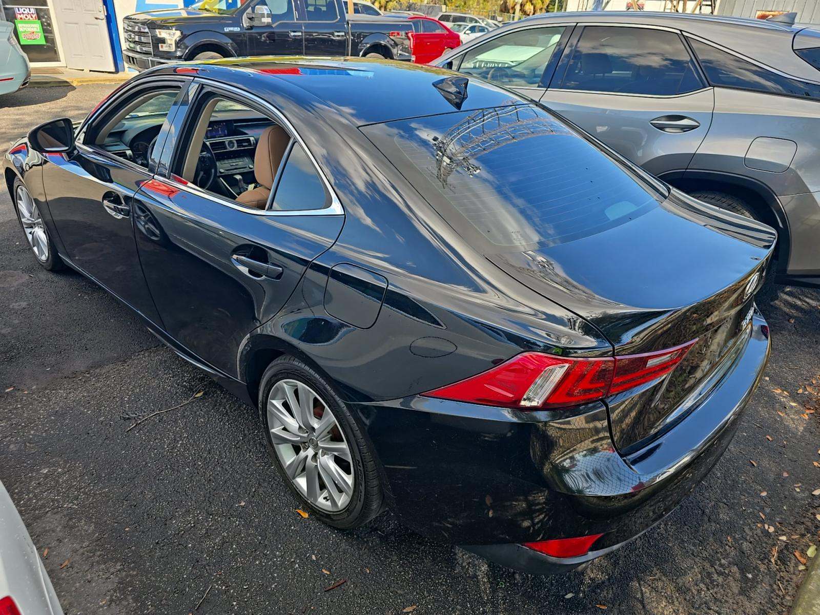 Lexus IS 200 2016 — photo 2