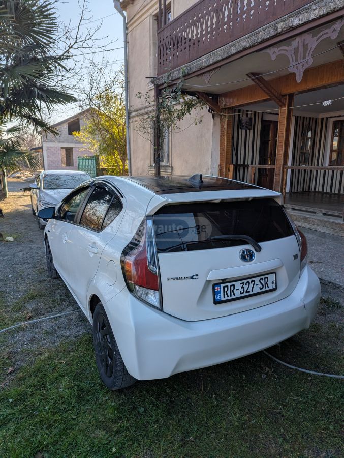 Toyota Prius C 2015 — photo 2