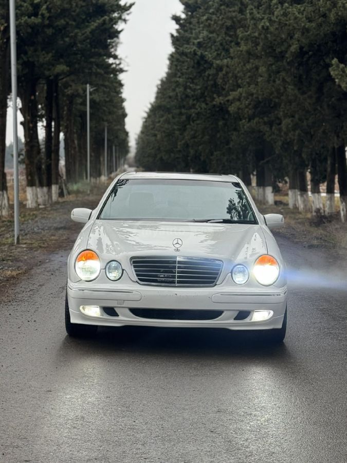 Mercedes-Benz E 210