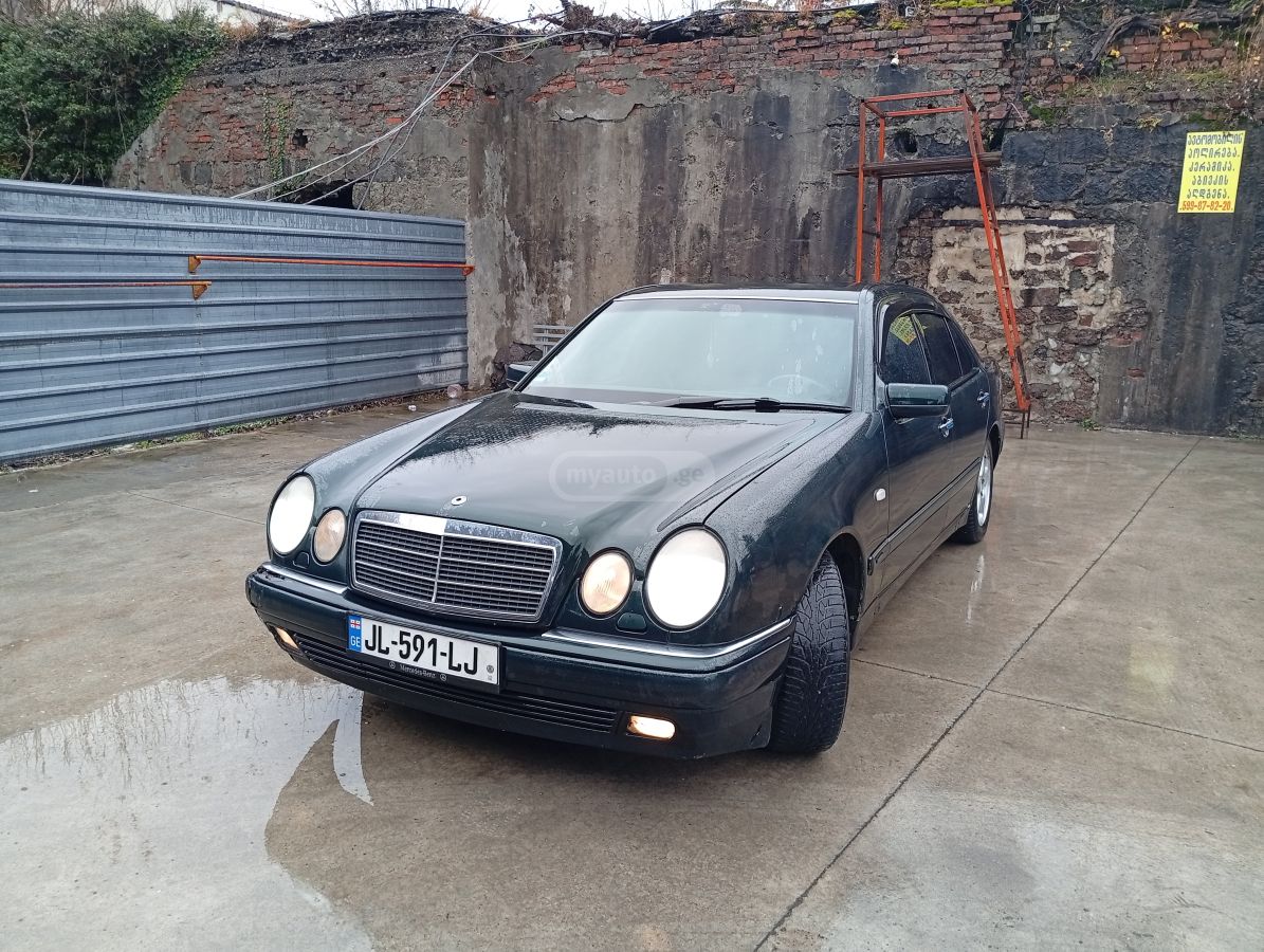 Mercedes-Benz E 210