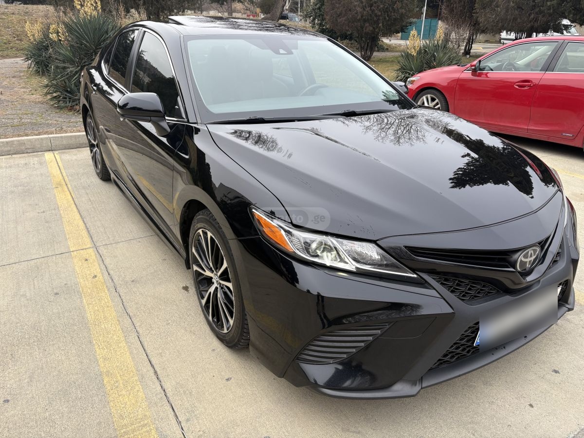Toyota Camry 2017 — photo 2