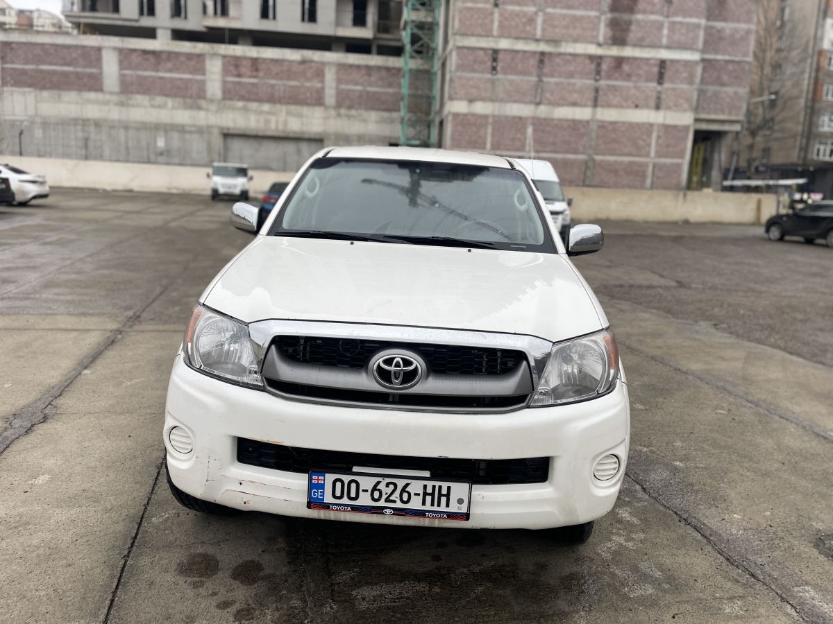 Toyota Hilux 2011 — photo 2