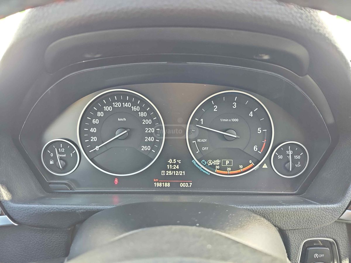 BMW 330 2014 — photo 2