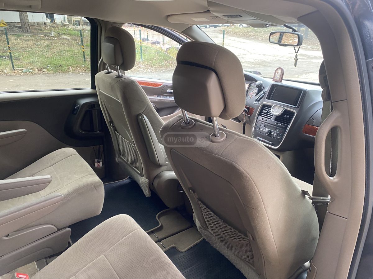 Chrysler Town and Country 2013 — photo 2