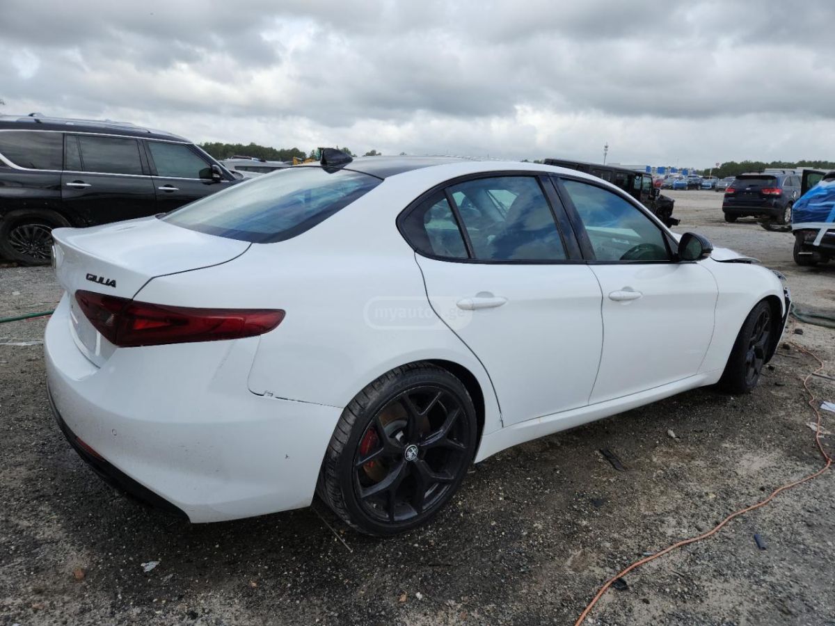 Alfa Romeo Giulia 2019 — photo 2