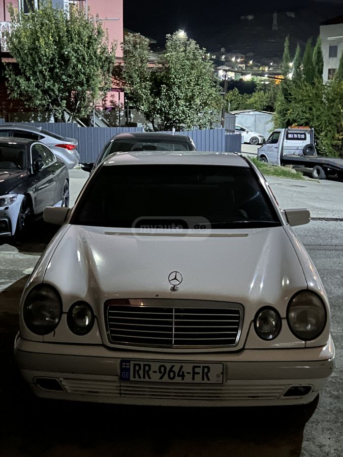 Mercedes-Benz E 210