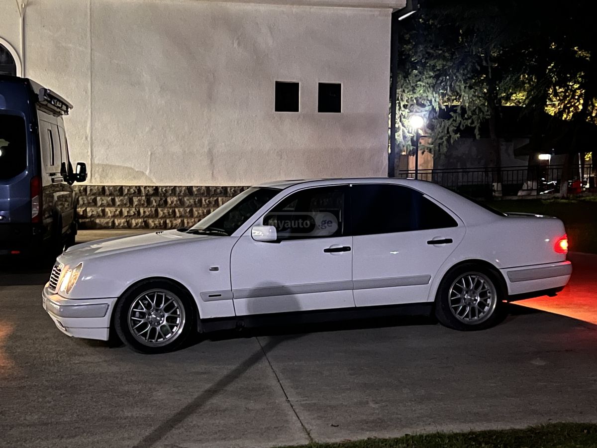 Mercedes-Benz E 210 1997 — photo 2