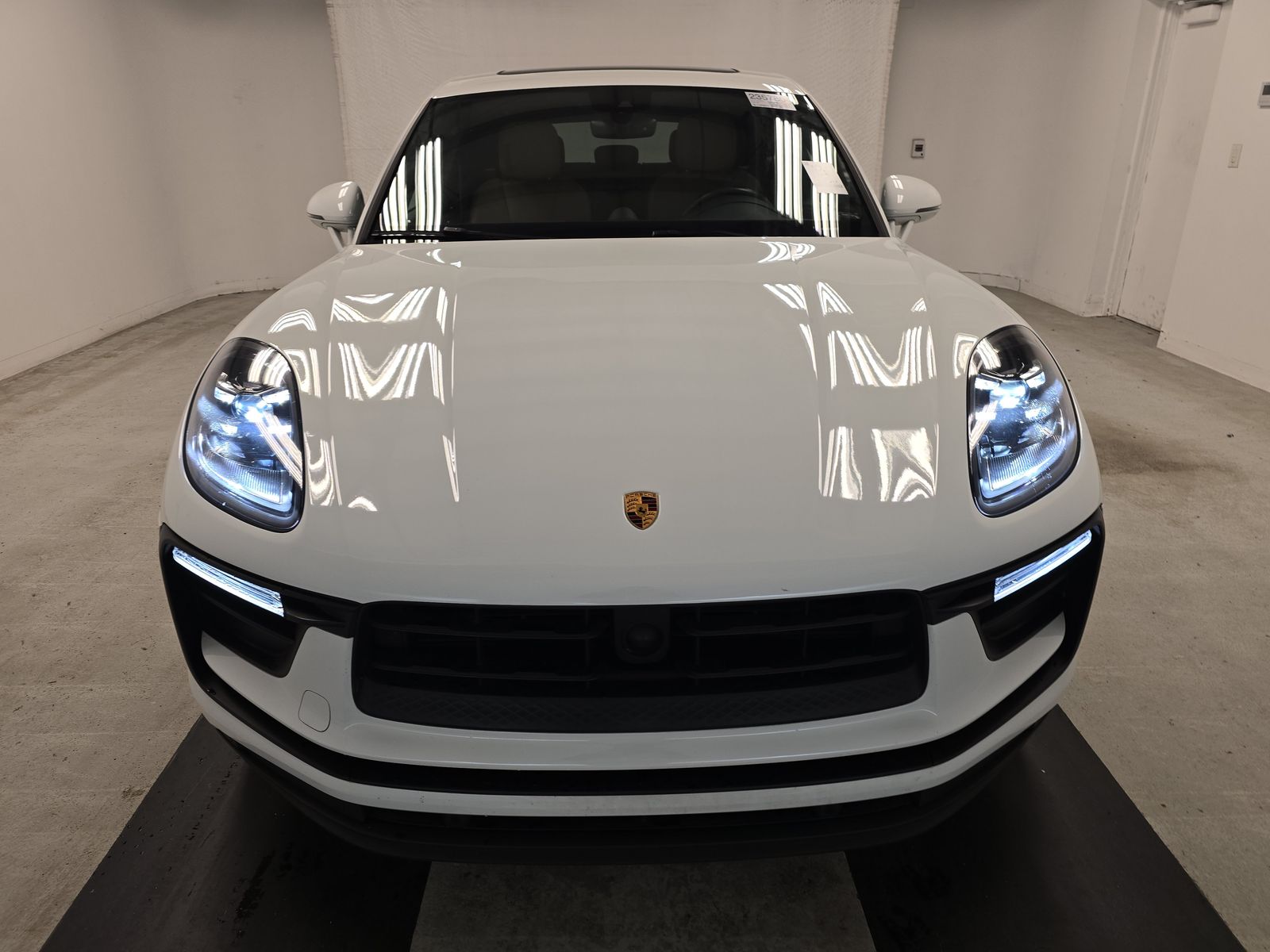 Porsche Macan 2023 — photo 2