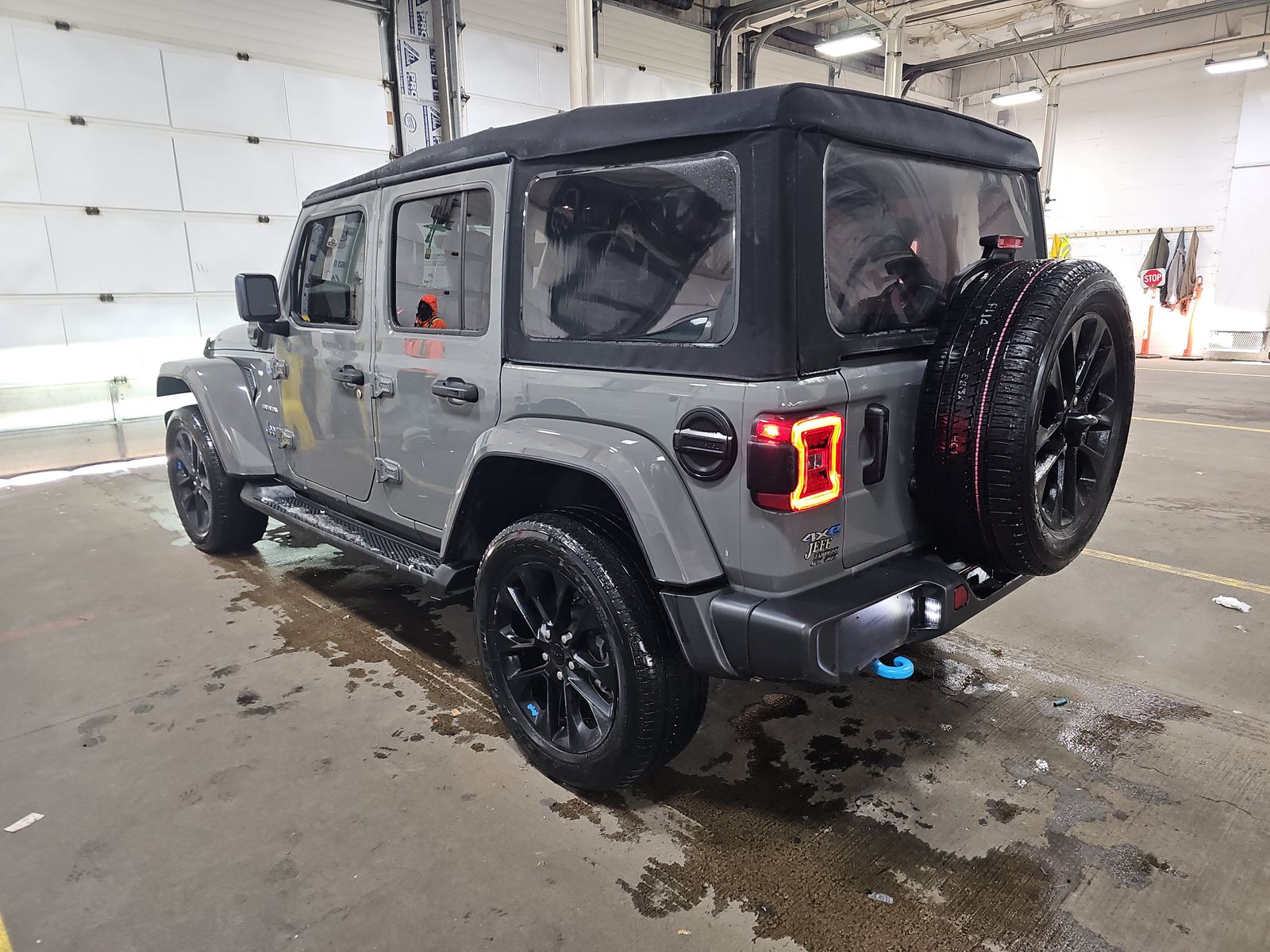 Jeep Wrangler 2023 — photo 2